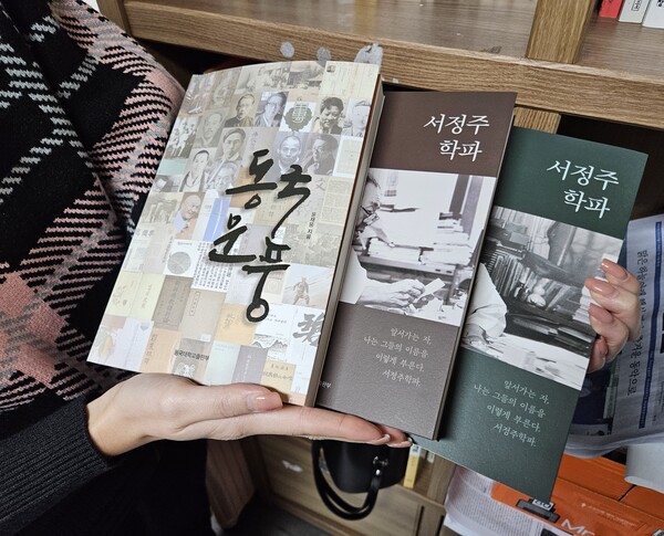 △ 일반대학원의 한 원우가 윤재웅 총장이 발간한 책을 들고 있다 (사진= 오솔미 편집위원)