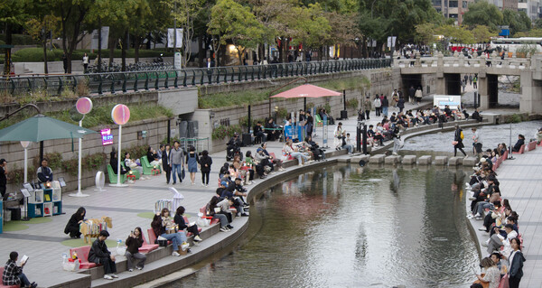 ▲지난 10일까지 청계광에서 운영된 서울야외도서관 ‘책 읽는 맑은 냇가’ (사진=고아름 기자.)