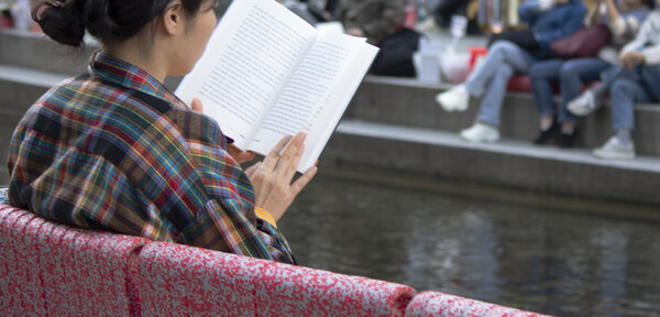 ▲청계광장 야외도서관에서 독서하는 시민 (사진=고아름 기자.)