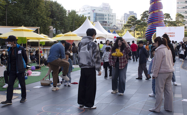 ▲제16회 서울문학축제 ‘2024 문학의 도시 서울’을 즐기는 시민들 (사진=고아름 기자.)