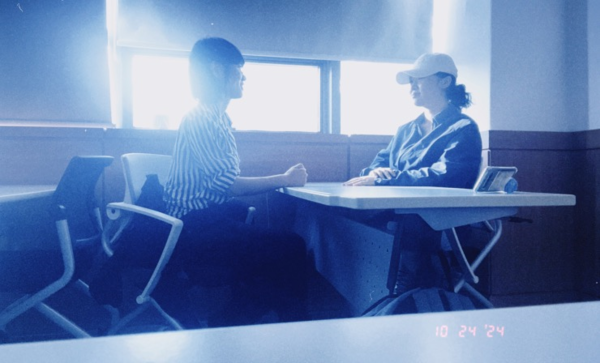 △ 2024년 10 월 24일 우리대학 법학관 빈 강의실에서 조해주 시인을 인터뷰하고 있다 (사진= 김해솔 시인)