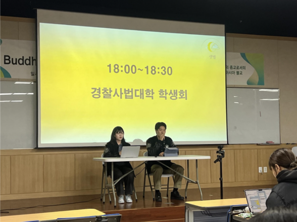 The candidates are participating in the public hearing /Photography by Kim Ryeong-seo