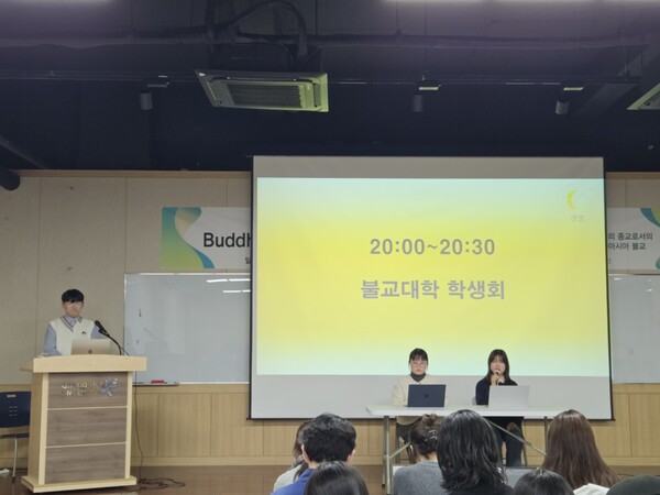 Dongguk University College of Buddhist Studies Student Council Candidates are participating in public hearing. /Photography by Jeon Han-gyeol