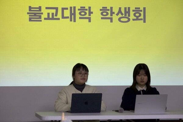 ▲불교대학 학생회 선본 「새벽」의 정후보자 지혜은(우), 부후보자 강민채(좌)