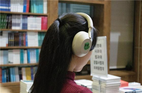 ▲노이즈 캔슬링 헤드셋을 착용한 모습 (사진=김민주 수습기자.)