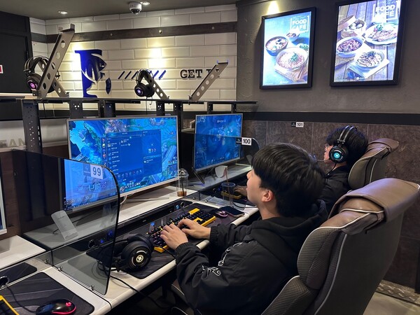 PC  Bangs have played a major role in the expansion of E sports culture in South Korea. /Photography by Kim Do-hyun