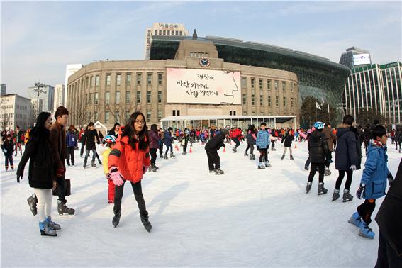 ▲서울광장 스케이트장을 즐기는 시민들의 모습 (사진출처=서울광장 공식 홈페이지.)
