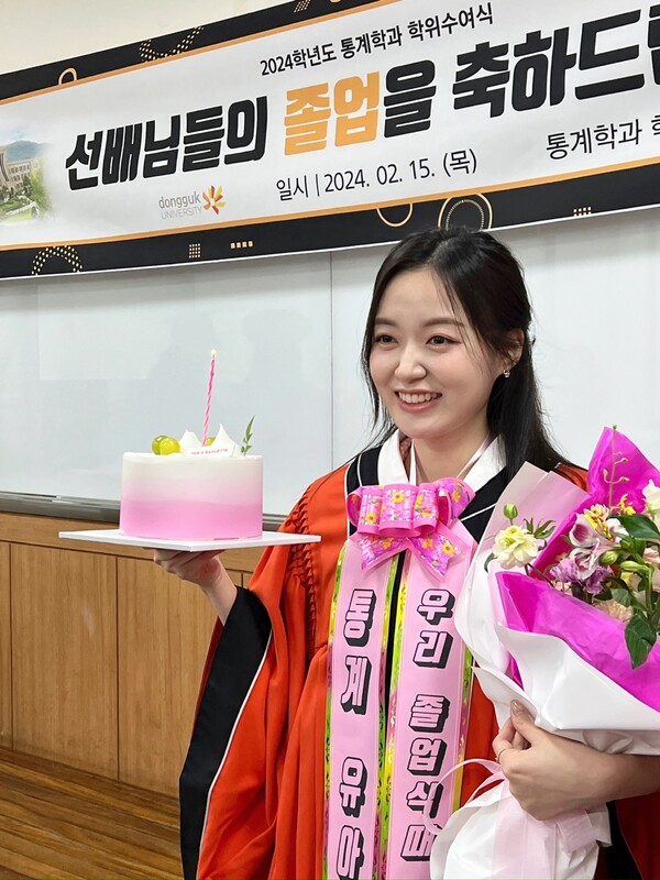 It's a picture of Park Jiwon's graduation. /Photography by Park Ji-won