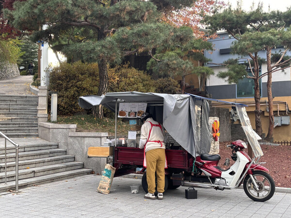 A Korean street food truck located at the back door of Dongguk University is selling street food like hotteok.     /Photography by Ku Ji-won