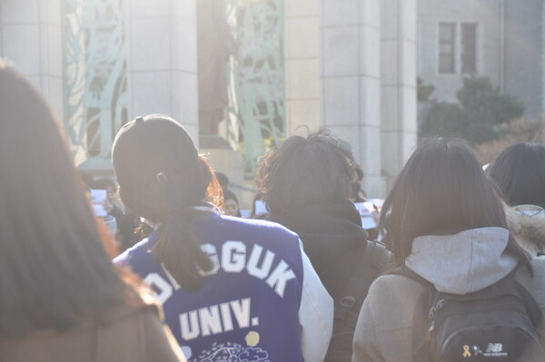 Students applauded in support of the declaration. /Photography by Kim Bo-young