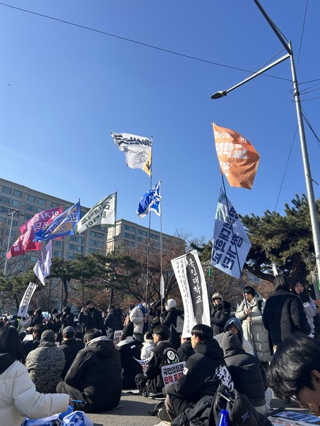 ▲우리대학 학우들을 비롯한 전국 대학생들의 깃발 (사진제공=김준겸 학우.)