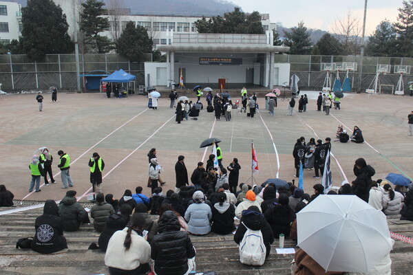 ▲만해광장서 학생총회가 준비되는 모습 (사진=방민우 기자.)