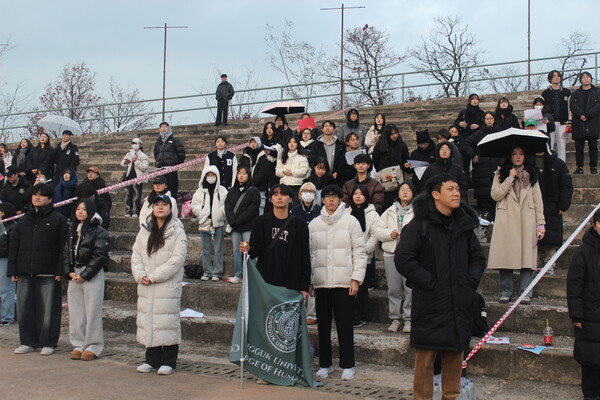 ▲학생총회에 참석한 학생들이 애국가를 제창하고 있다 (사진=방민우 기자.)