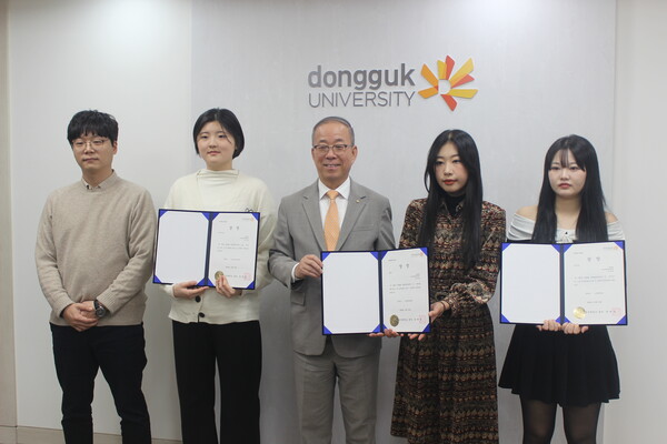 ▲제30회 동대문학상 시상식. 왼쪽부터 국어교육과 이원영 교수, 이주영(국문창 22) 학우, 윤재웅 총장, 김은유(국문창 20) 학우, 신정연(국문창 23) 학우 (사진=권구봉 기자.)