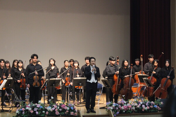 ▲지휘를 맡은 전강호(다니엘 전) 바이올리니스트가 공연 순서를 설명하고 있다 (사진=김지윤 기자.)