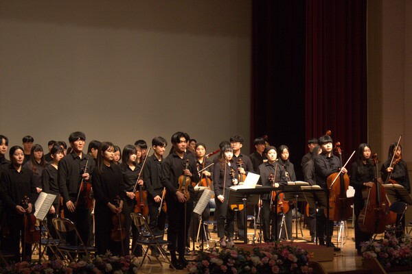 ▲연주 후 관객들의 환호를 받는 학생들 (사진=김지윤 기자.)