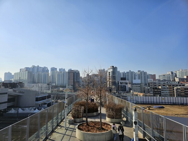 You can enjoy the view of Seoul on the 4th floor of the Seoul Station. / Photography by Lee Jae-won