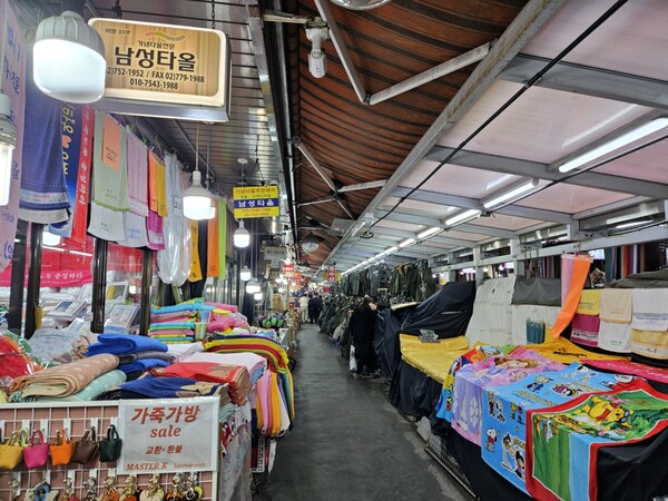 There are lots of goods to see and enjoy in Namdaemun Market. / Photography by Lee Jae-won