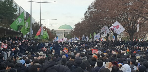 Citizens gathered in front of the National Assembly in Yeouido to stage a protest regarding the resolution for the impeachment motion against President Yoon. /Photography by Lee Jae-won 