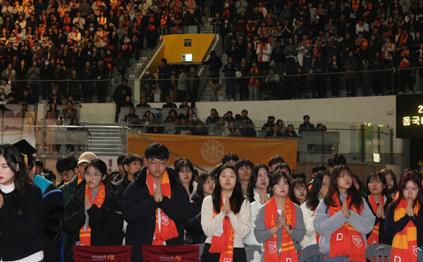 ▲신입생들이 사홍서원 중인 모습 (사진=방민우 기자.)