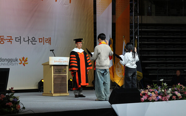 ▲신입생 대표자들이 선서하고 있다 (사진=양기석 기자.)