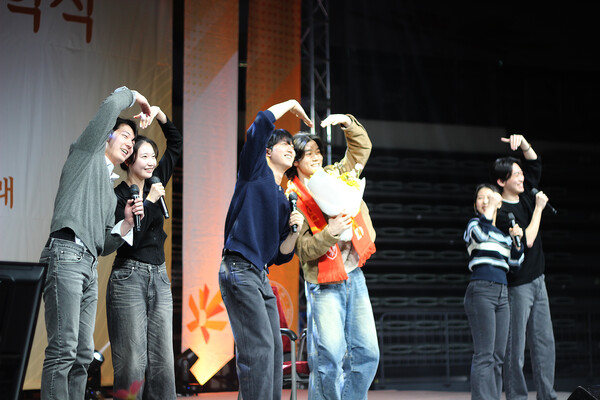 ▲연극학부 학우들과 신입생이 함께한 축하공연 (사진=권구봉 기자.)