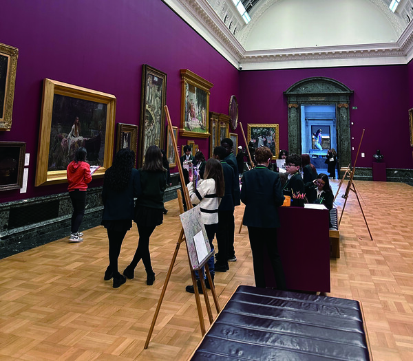 Students participating in a museum field trip at Tate Britain. /Photography by Kim Do-hyun