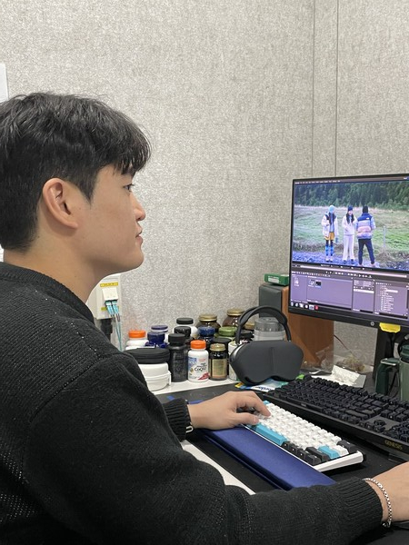 ▲프로그램 「텐트 밖은 유럽」을 편집하고 있는 모습 (사진제공=권대겸 동문.)