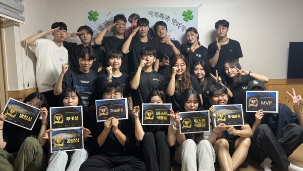 ▲사진제공=중어중문학과 배드민턴 소모임 ‘이치콕’.