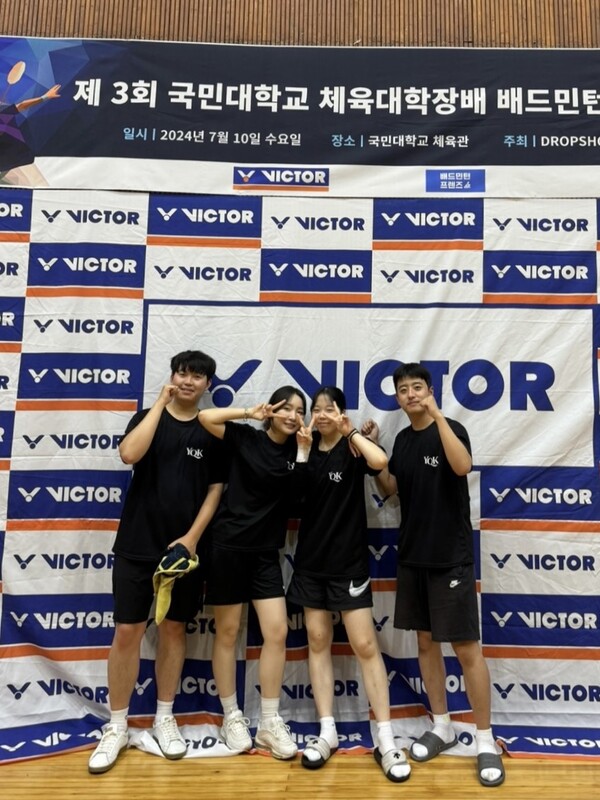 ▲사진제공=중어중문학과 배드민턴 소모임 ‘이치콕’.