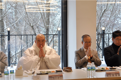 ▲경영관 지하식당에서 식사 전 이사장 돈관스님과 윤재웅 총장이 합장하고 있다 (사진=권규리 수습기자.)