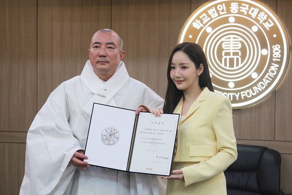 ▲이사장 돈관스님과 박민영 동문 (사진=고아름 기자.)