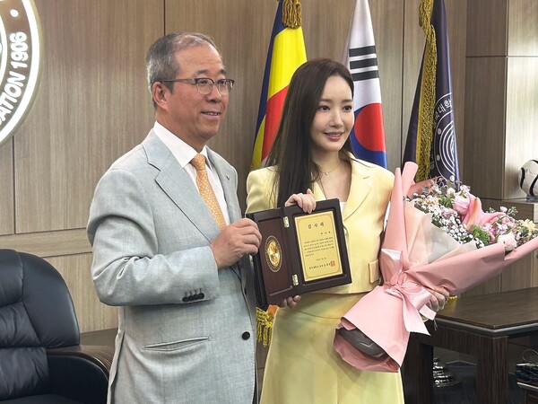 ▲윤재웅 총장과 박민영 동문 (사진=양기석 기자.)