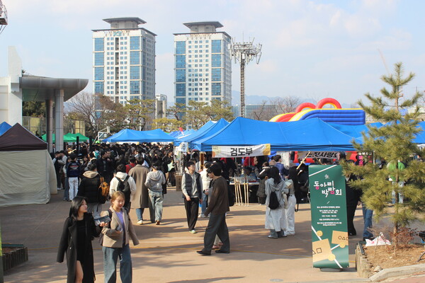 ▲동아리박람회가 열린 만해광장 (사진=김지은 수습기자.)