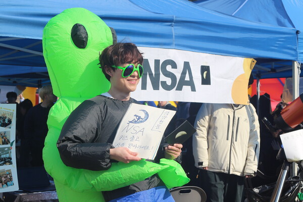 ▲중앙 천문동아리 'NSA'의 부스 홍보 모습 (사진=고아름 기자.)