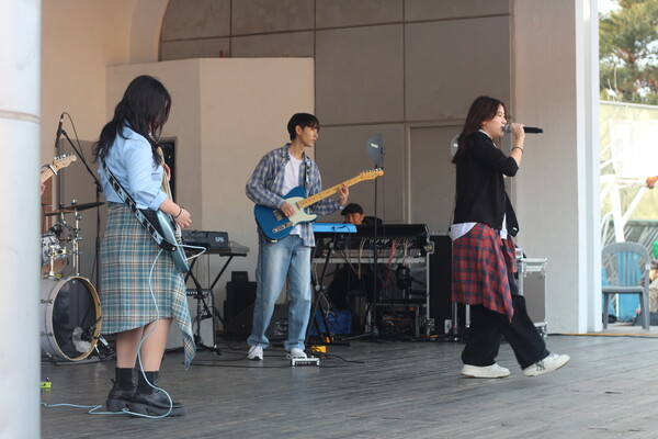 ▲중앙 락밴드동아리 '렛츠무드'의 공연 (사진=고아름 기자.)