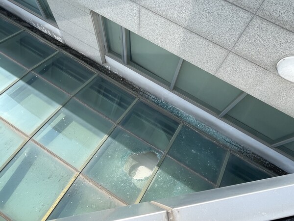 ▲깨진 중앙도서관 천장 (사진=고아름 기자.)