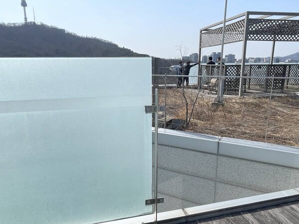 ▲탈락한 옥상 난간 유리 (사진=고아름 기자.)