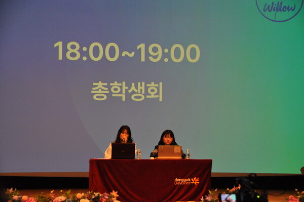 ▲총학생회 선본 ‘동백’의 정후보자 백소윤(역사교육 21), 부후보자 김은진(물리반도체 21) (사진=성민지 수습기자.)