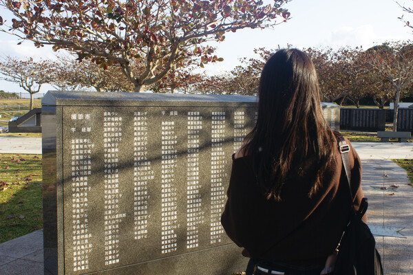 ▲‘평화의 비’ 앞에서 묵념하는 방문객의 모습 (사진=임지연 기자.)
