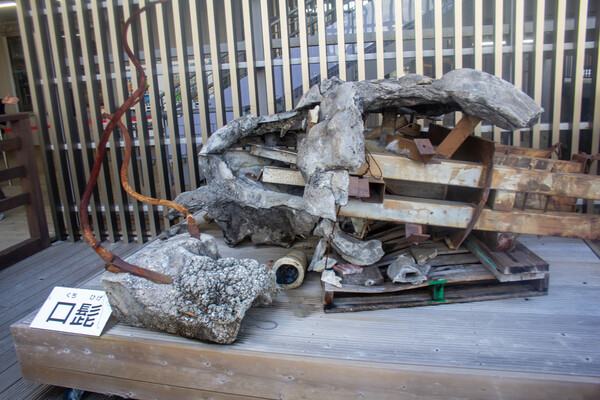 ▲화재 현장에서 발견된 세이덴 지붕의 용 장식 (사진=양라윤 기자.)