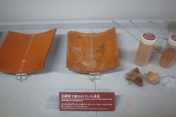 ▲견학 구역에 전시된 세이덴의 붉은 기와 (사진=양라윤 기자.)