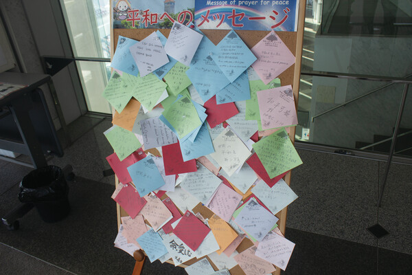 ▲평화기념공원 자료관 앞 관람객들이 남긴 평화의 메시지 (사진=양라윤 기자.)