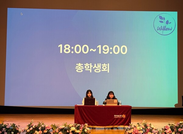 The candidates are answering in the public hearing. /Photography by Jeon Han-gyeol