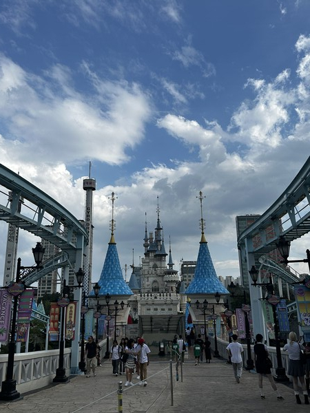 Thrilling experiences will create lasting moments with friends. /Photography by Cho Yong-jin