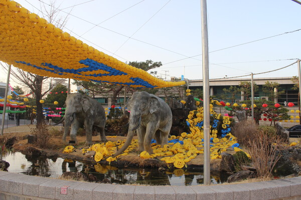▲보현보살 코끼리상 위 내려간 일부 연등(사진=이준형 기자.)