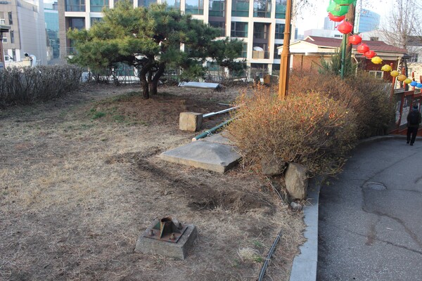 ▲학생회관 앞 강풍으로 파손된 시설물 (사진=이준형 기자.)