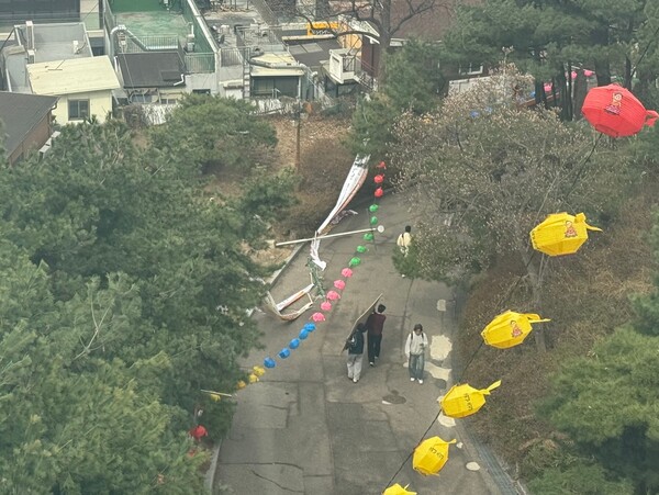 ▲파손된 현수막 게시 시설물 (사진제공=유혜빈(미컴24) 학우.)