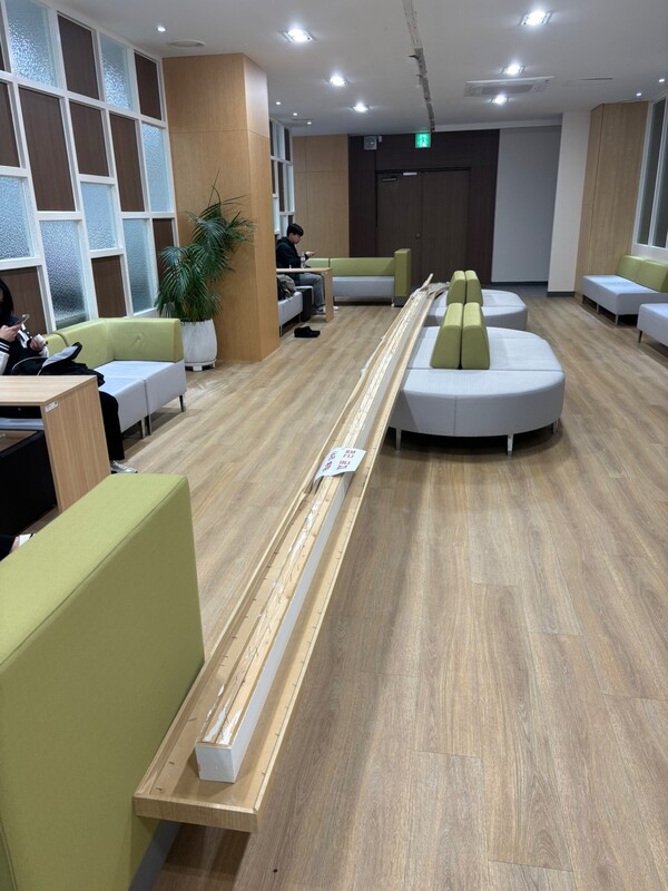 ▲떨어진 비즈마루 천장 구조물 (사진=고아름 기자.)