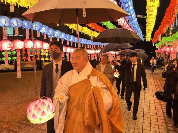 ▲연등 탑돌이가 진행 중인 모습 (사진=양기석 기자.)